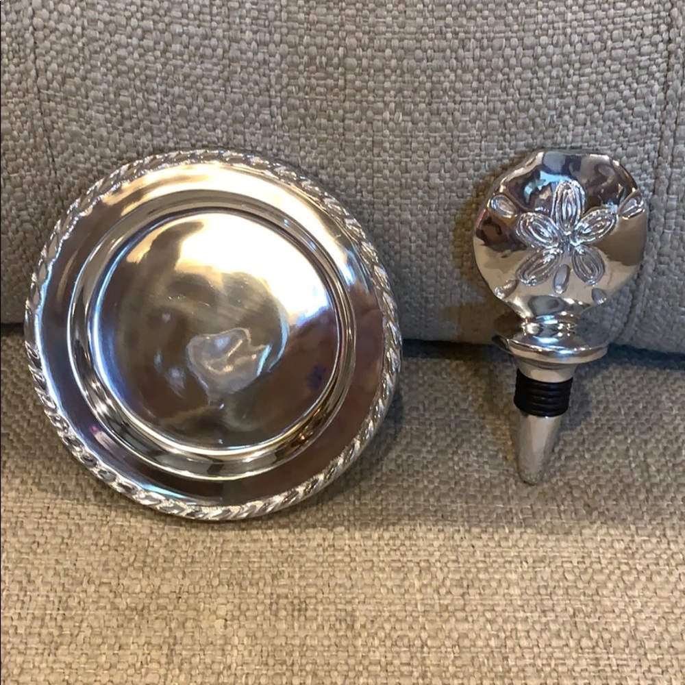Mariposa Sand Dollar Wine Stopper and Wine Tray